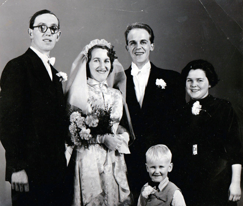 Dottern Elvy Hollsten med maken Alf Edling, sonen Ove och deras vittnen